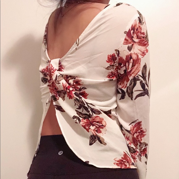 Dynamite floral blouse with open back - Picture 2 of 4